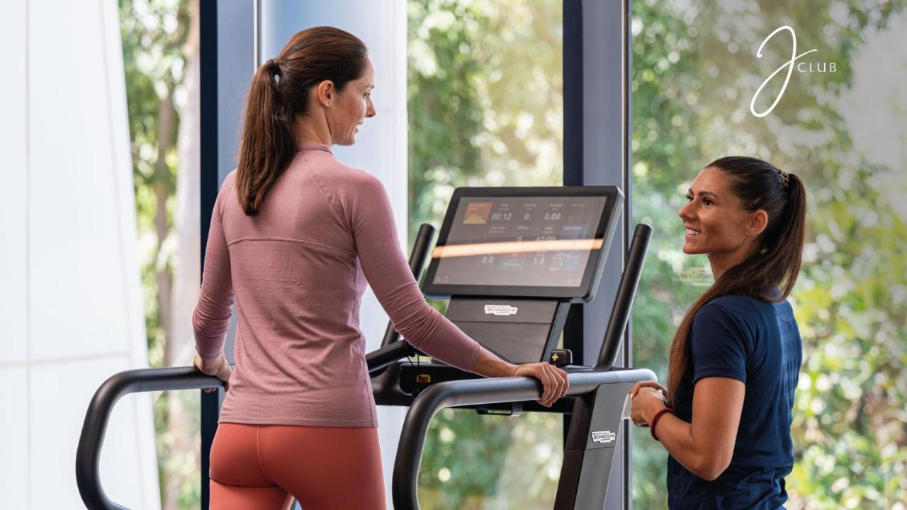 فندق جميرا دار المصيف - مدينة جميرا دبي المظهر الخارجي الصورة A personal trainer with a client