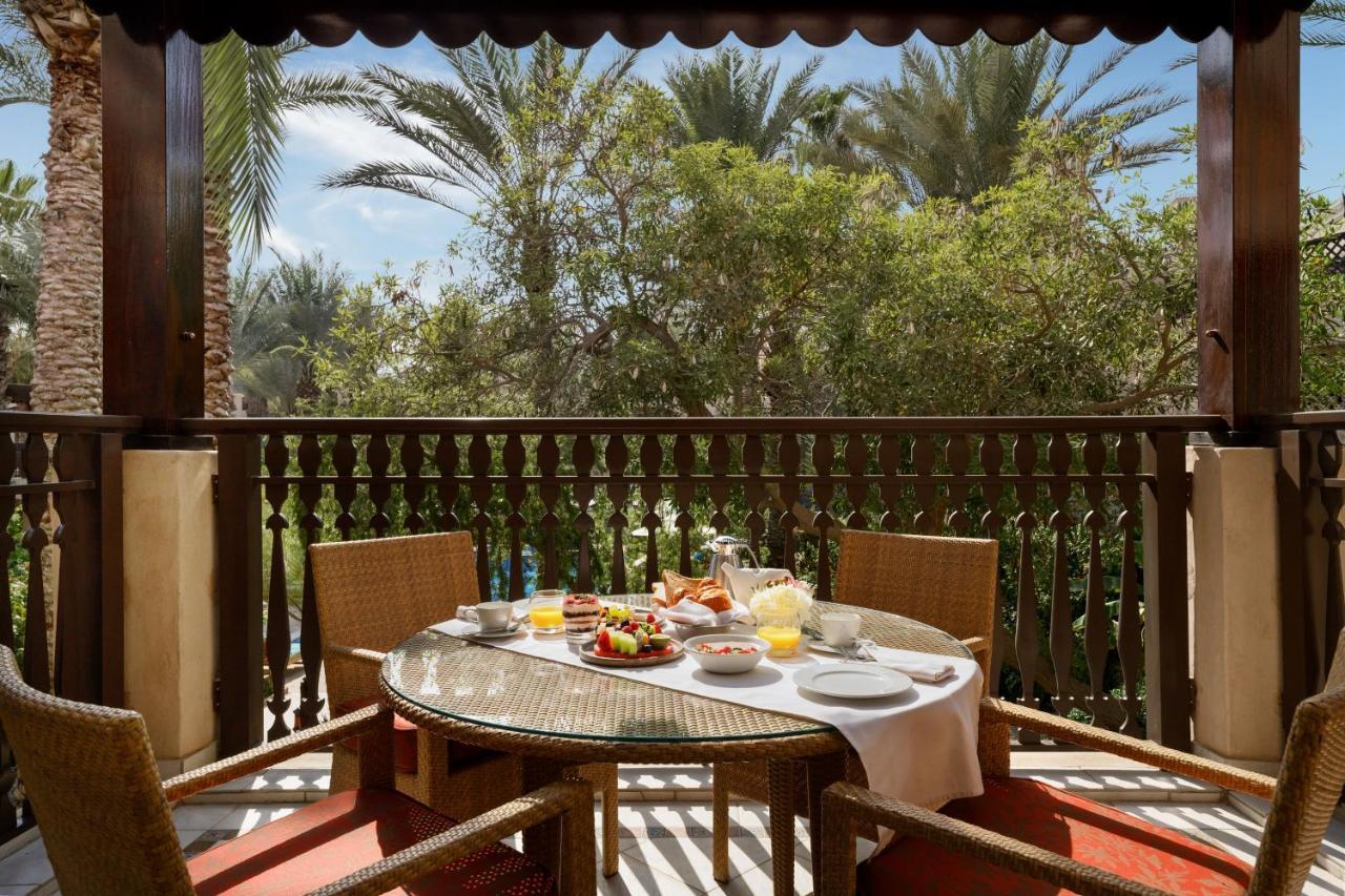 فندق جميرا دار المصيف - مدينة جميرا دبي المظهر الخارجي الصورة A balcony at the hotel