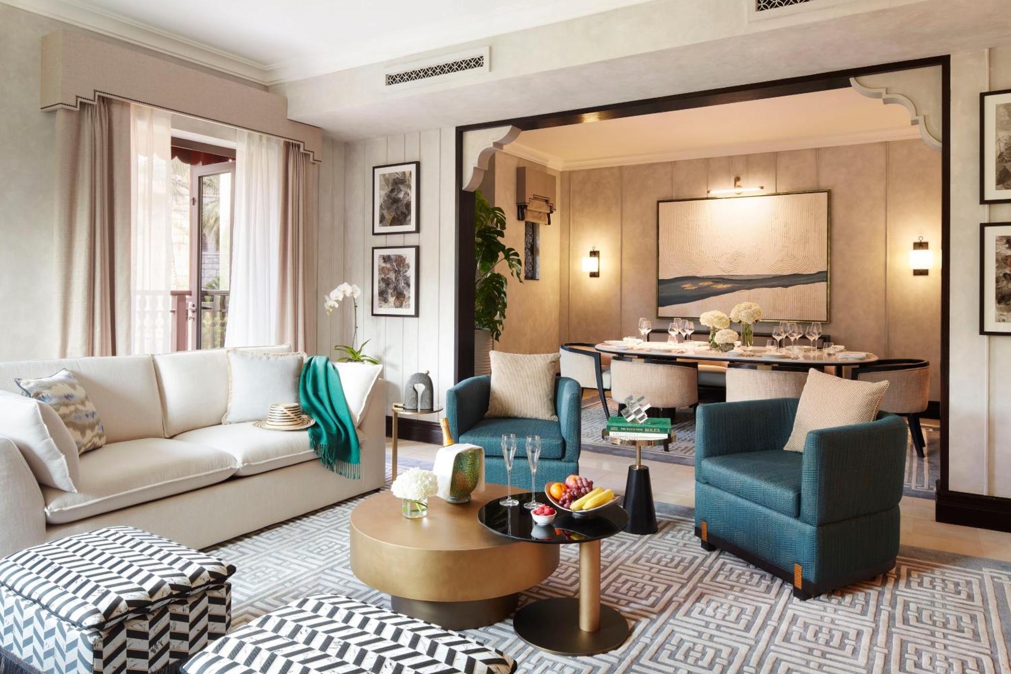 فندق جميرا دار المصيف - مدينة جميرا دبي المظهر الخارجي الصورة The living room of a suite at the hotel